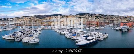 Italie, Ligurie, Gênes, vue panoramique sur les bateaux amarrés dans le port de la ville Banque D'Images