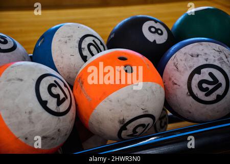 Utilisé des boules de différentes couleurs pour jouer à un jeu de bowling Banque D'Images