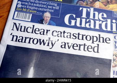 "Catastrophe nucléaire "étroitement" évitée" Russie Ukraine russe Ukraine guerre ukrainienne conflit journal titres 5 mars 2022 Londres Angleterre Royaume-Uni Banque D'Images