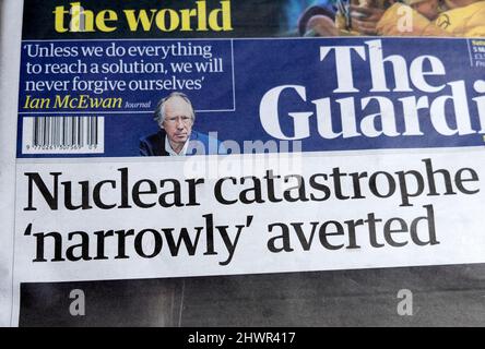 "Catastrophe nucléaire "étroitement" évitée" Russie Ukraine russe Ukraine guerre ukrainienne conflit journal titres 5 mars 2022 Londres Angleterre Royaume-Uni Banque D'Images