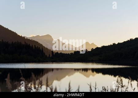 Lac idyllique et montagne au Caucase, Russie Banque D'Images