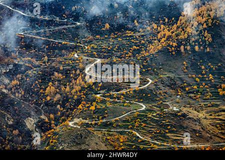 Russie, Dagestan, Gunib, Winding route de montagne en automne Banque D'Images