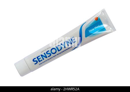 Tube de dentifrice doux à la menthe Sensodyne sur fond blanc, soin quotidien des dents sensibles + dents fortes + gencives saines marque recommandée par le dentiste Banque D'Images