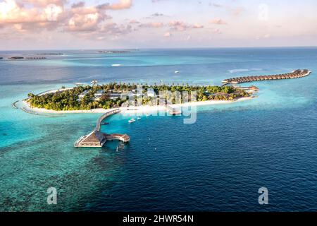 Maldives, atoll de Lhaviyani, vue en hélicoptère de la station touristique sur l'île de Hurawalhi Banque D'Images