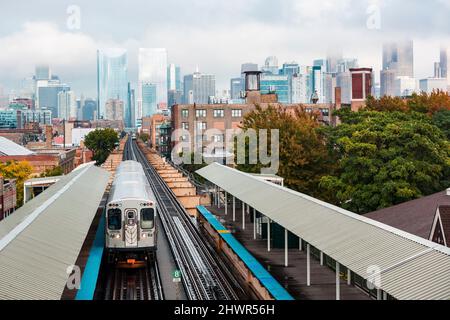 Train surélevé sur la voie ferrée à Chicago, États-Unis Banque D'Images