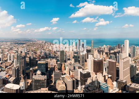 Grand bâtiment par temps ensoleillé à Chicago, États-Unis Banque D'Images