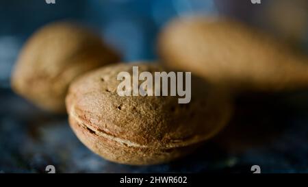 Amandes décortiquées. Amandes décortiquées gros plan avec un gros plan. La mise au point est à l'avant. Effet bokeh arrière. Banque D'Images