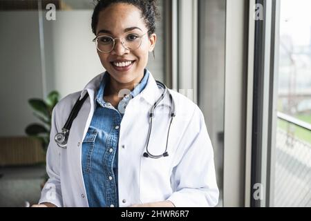 Médecin souriant avec stéthoscope autour du cou à l'hôpital Banque D'Images