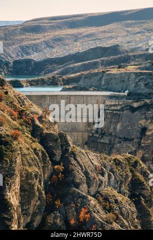 Centrale hydroélectrique par montagne en Russie Banque D'Images