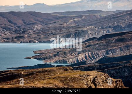 Vue panoramique sur le réservoir de Chirkey par les montagnes, Dagestan, Russie Banque D'Images