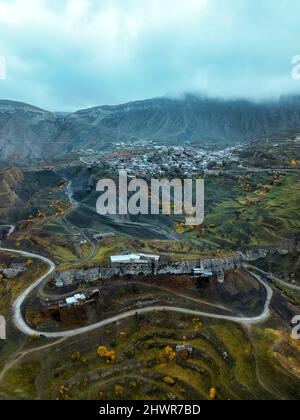 Route sinueuse au village d'Aul Chokh, en montagne dans le Nord du Caucase, Dagestan, Russie Banque D'Images