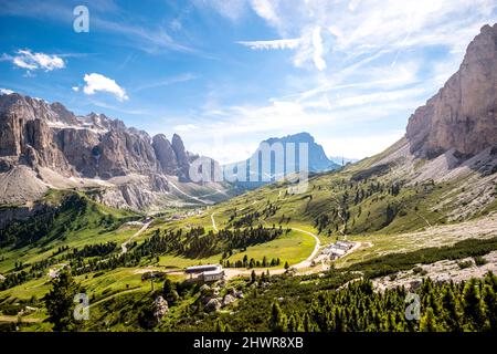 Italie, Tyrol du Sud, vue panoramique du Groupe Langkofel en été Banque D'Images