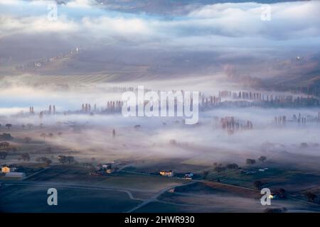 Italie, Ombrie, Gubbio, champs de campagne enveloppés dans un épais brouillard matinal Banque D'Images