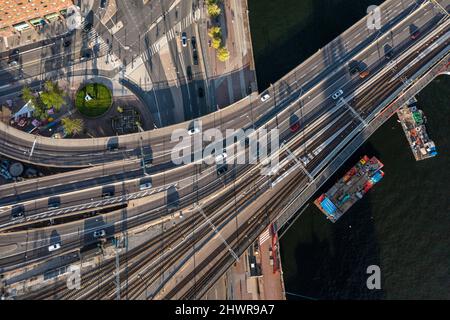 Suède, Comté de Stockholm, Stockholm, vue aérienne de la circulation le long du pont autoroutier Banque D'Images