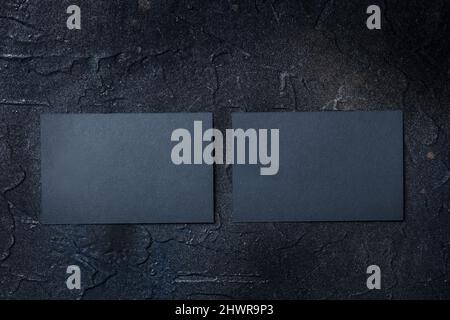 Deux cartes de visite noires, à l'avant et à l'arrière, sur fond sombre, un modèle pour la présentation de la conception, carton épais Banque D'Images