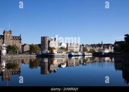 Vue sur la rive à Leith, Édimbourg, Écosse au Royaume-Uni Banque D'Images