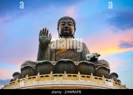 Le Grand Bouddha près du Monastère po Lin à Hong Kong - symbole de la relation harmonieuse entre l'homme et la nature, l'homme et la foi Banque D'Images