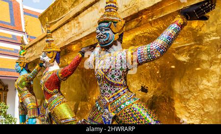 Télamones soutenant la stupa d'or au temple de Wat Phra Kaeo, Bangkok, Thaïlande Banque D'Images