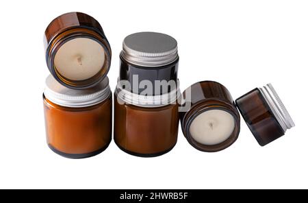 Un ensemble de différentes bougies aromatiques dans des pots en verre isolés sur un fond blanc. Bougie parfumée faite à la main. Bougies de soja, de cire et de paraffine. Banque D'Images