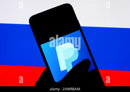 Sur cette photo, un logo Paypal apparaît sur un smartphone avec un drapeau russe en arrière-plan. (Photo par Avishek Das / SOPA Images / Sipa USA) Banque D'Images