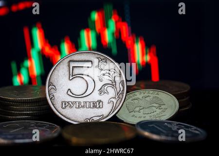 5 Ruble coin Obverse inflation concept de stagflation valeur chute Plunge graphique ligne rouge macro Banque D'Images