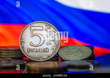 5 Ruble coin Obverse inflation concept stagflation valeur chute de plongée Russie drapeau macro Banque D'Images