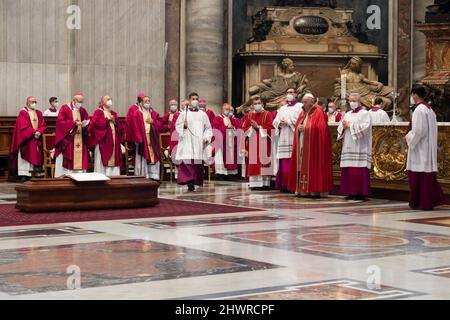 Vatican, Vatican. 07th févr. 2022. Italie, Rome, Vatican, 2022/02/7 . Le pape François célèbre les funérailles du défunt cardinal Agostino Cacciavillan, dans la basilique Saint-Pierre du Vatican. Photographie par Vatican Mediai/Catholic Press photo. LIMITÉ À UNE UTILISATION ÉDITORIALE - PAS DE MARKETING - PAS DE CAMPAGNES PUBLICITAIRES. Crédit : Agence photo indépendante/Alamy Live News Banque D'Images