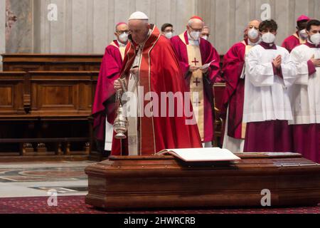 Vatican, Vatican. 07th févr. 2022. Italie, Rome, Vatican, 2022/02/7 . Le pape François célèbre les funérailles du défunt cardinal Agostino Cacciavillan, dans la basilique Saint-Pierre du Vatican. Photographie par Vatican Mediai/Catholic Press photo. LIMITÉ À UNE UTILISATION ÉDITORIALE - PAS DE MARKETING - PAS DE CAMPAGNES PUBLICITAIRES. Crédit : Agence photo indépendante/Alamy Live News Banque D'Images