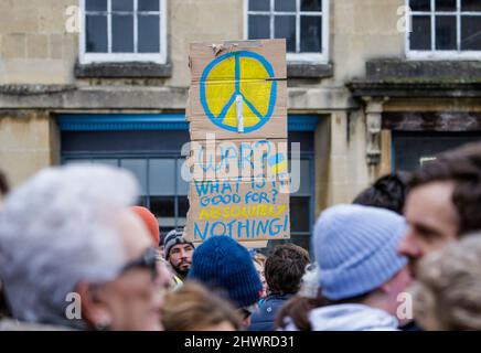 Les manifestants tiennent les pancartes de guerre pendant qu'ils écoutent les discours devant l'abbaye de Bath lors d'une manifestation contre l'invasion de l'Ukraine par la Russie Banque D'Images