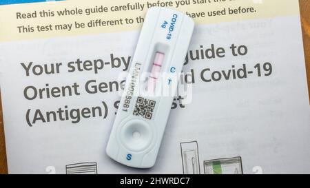 Un kit de test positif Covid-19 authentique utilisant le kit de test de flux latéral Orient Gene à Londres, Royaume-Uni. Banque D'Images