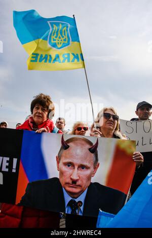 Les résidents de Brighton Beach se réunissent pour un rassemblement pro Ukraine au Riegelmann Boardwalk et Brighton 6th à Brooklyn, New York, NY, le 6 mars 2022. Beaucoup portent les couleurs jaune et bleu du drapeau ukrainien pour montrer leur soutien. Les plus grandes communautés ukraniennes-américaines de New York sont situées dans les zones de Brighton Beach et Sheepshead Bay à Brooklyn. Brighton Beach a été surnommé Little Odessa en raison de sa population d'immigrants d'Ukraine, de Russie et d'autres territoires ex-soviétiques. L'attaque de la Russie contre l'Ukraine a conduit à de nombreux rassemblements en faveur de l'Ukraine dans le monde entier . (Photo par Erica Pr Banque D'Images