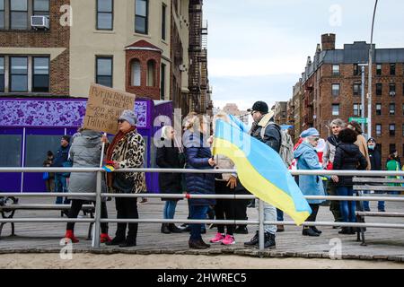 Les résidents de Brighton Beach se réunissent pour un rassemblement pro Ukraine au Riegelmann Boardwalk et Brighton 6th à Brooklyn, New York, NY, le 6 mars 2022. Beaucoup portent les couleurs jaune et bleu du drapeau ukrainien pour montrer leur soutien. Les plus grandes communautés ukraniennes-américaines de New York sont situées dans les zones de Brighton Beach et Sheepshead Bay à Brooklyn. Brighton Beach a été surnommé Little Odessa en raison de sa population d'immigrants d'Ukraine, de Russie et d'autres territoires ex-soviétiques. L'attaque de la Russie contre l'Ukraine a conduit à de nombreux rassemblements en faveur de l'Ukraine dans le monde entier . (Photo par Erica Pr Banque D'Images