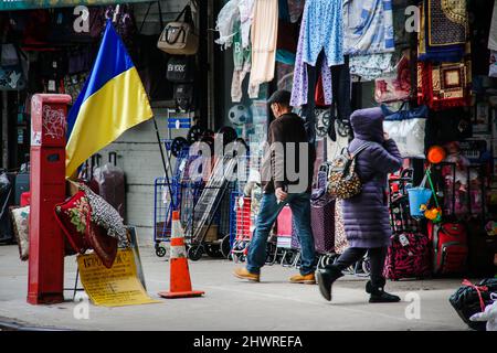 Brooklyn, États-Unis. 06th mars 2022. Résidents et boutiques de Brighton Beach à Brooklyn, New York, NY, le 6 mars 2022. Beaucoup portent les couleurs jaune et bleu du drapeau ukrainien pour montrer leur soutien. Les plus grandes communautés ukraniennes-américaines de New York sont situées dans les zones de Brighton Beach et Sheepshead Bay à Brooklyn. Brighton Beach a été surnommé Little Odessa en raison de sa population d'immigrants d'Ukraine, de Russie et d'autres territoires ex-soviétiques. Pris le 5 mars 2022, à Brooklyn, New York . (Photo par Erica Price/Sipa USA) crédit: SIPA USA/Alay Live News Banque D'Images