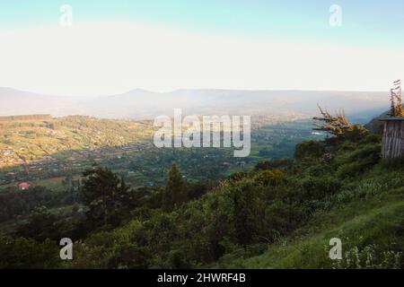 Vue panoramique sur le mont Longonot depuis Rift Valley View point, Kenya Banque D'Images