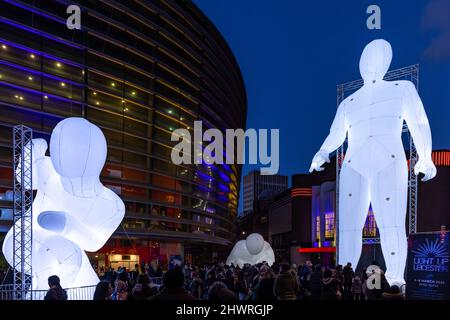 Le Light Up Leicester Festival 2022, qui éclaire les rues de Leicester avec un sentier d'œuvres d'art interactives gratuites et de divertissements. Banque D'Images