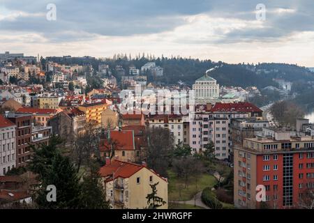 Panorama du quartier résidentiel de Podoli avec le musée de la Waterwork de Prague, (le plus haut bâtiment blanc avec fumée de cheminée), vue aérienne de Vysehrad. PRA Banque D'Images