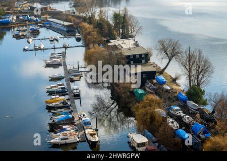 De nombreux bateaux dans le port de Podoli sur la Vltava, vue aérienne de Vysehrad, Prague, République tchèque. Banque D'Images