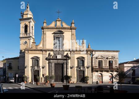 La 'Chiesa Matrice', Santa Maria delle Grazie - le Duomo 17c de Linguaglossa, Sicile, Italie. La façade utilise à la fois du grès et de la lave noire Banque D'Images