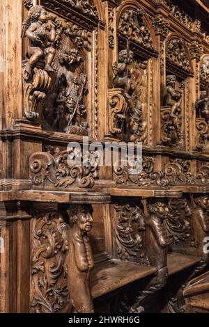 Détail de la chorale en bois 18c sculptée avec soin dans le Duomo de Linguaglossa, Sicile, Italie Banque D'Images