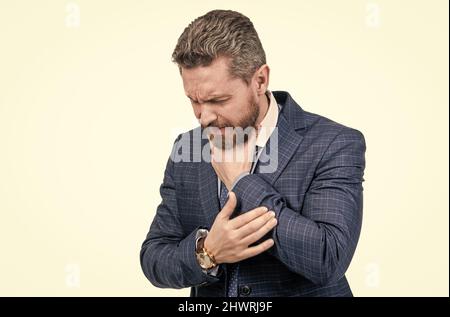 Directeur malsain en costume tenir le cou souffrant de mal de gorge isolé sur blanc, amygdalite. Banque D'Images