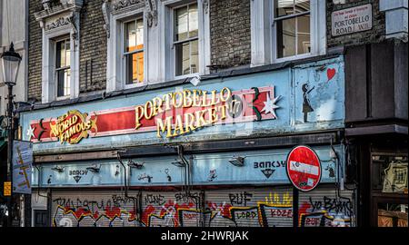 Le célèbre magasin Portobello Market affiche des couleurs vives Banque D'Images