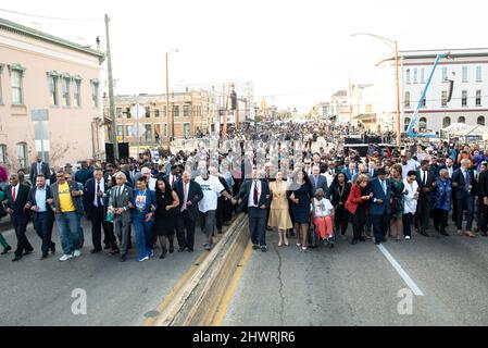 Selma, États-Unis. 06th mars 2022. Le vice-président des États-Unis, Kamala Harris, traverse en cérémonie le pont Edmund Pettus à Selma, AL., pour commémorer le 57th anniversaire du dimanche sanglant, le 6 mars 2022. Crédit: ANDI Rice/Pool/Sipa USA crédit: SIPA USA/Alay Live News Banque D'Images