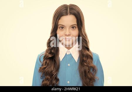 Elle est vraiment mignonne. Le regard de beauté de petite fille. Salon de coiffure. Soins des cheveux et de la peau. Croyez en la beauté Banque D'Images