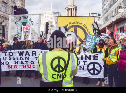 Londres, Royaume-Uni. 6th mars 2022. Les manifestants défilent dans Regent Street. Des manifestants anti-guerre ont défilé dans le centre de Londres pour protester contre la guerre en Ukraine, l'expansion de l'OTAN et la guerre nucléaire. Banque D'Images