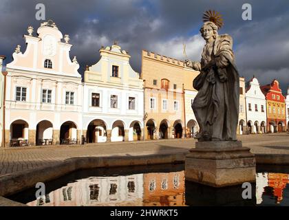 Vue en soirée sur la place de Telc ou de Teltsch, bâtiment reflétant la fontaine publique avec statue de St. Margaret, république tchèque. Site du patrimoine mondial par Banque D'Images