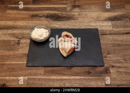 En général, les empanadas ont une pâte faite de farine de blé ou de maïs et sont remplies de boeuf, mais il y a des variantes avec le poulet et blanc ou jaune Banque D'Images