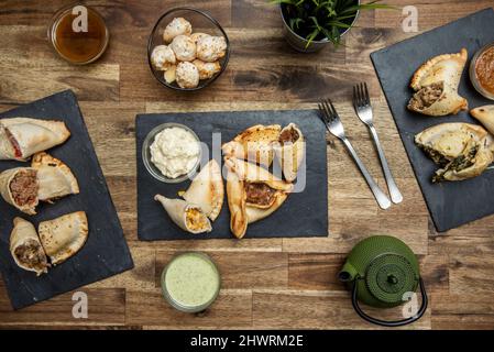 empanada farcie de viande coupée au couteau, d'oignon, de poivron, d'œuf et d'oignon vert, avec pâte à base de farine, de graisse de porc et d'eau bouillie Banque D'Images