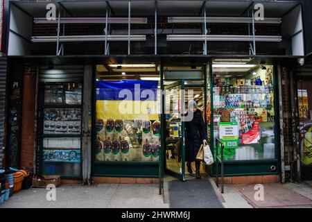 Résidents et boutiques de Brighton Beach. Beaucoup portent les couleurs jaune et bleu du drapeau ukrainien pour montrer leur soutien. Le magasin « Taste of Russia » a retiré son panneau, qui sera bientôt renommé. Les plus grandes communautés ukraniennes-américaines de New York sont situées dans les zones de Brighton Beach et Sheepshead Bay à Brooklyn. Brighton Beach a été surnommé Little Odessa en raison de sa population d'immigrants d'Ukraine, de Russie et d'autres territoires ex-soviétiques. Pris le 5 mars 2022, à Brooklyn, New York . Partout dans le monde, des gens ont affiché des panneaux et suspendu des drapeaux ukrainiens pour soutenir l'Ukraine Banque D'Images