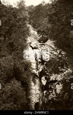 Belles Gorges du fier, canyon de la rivière en France près du lac d'Annecy. Photo historique sépia. Banque D'Images