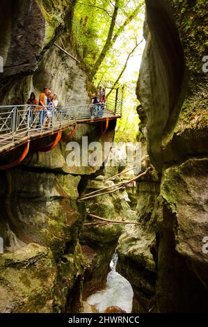 HAUTE-SAVOIE, FRANCE - 23 AOÛT 2015 : les touristes admirent les magnifiques Gorges du fier, canyon de la rivière près du lac d'Annecy. Banque D'Images